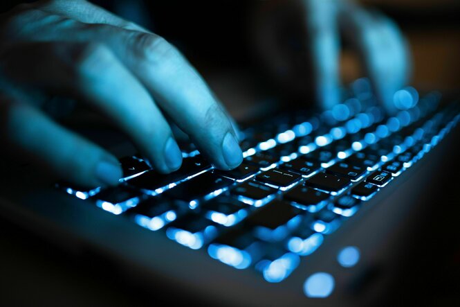 Finger auf einer Tastatur