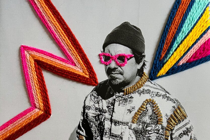 Adrian Quesada mit gestickter Sonnenbrille. Umgeben von zwei gestickten Blitzen. Die Muster sind von Victoria Villasana