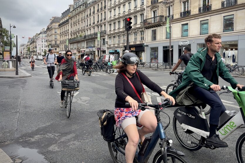 Menschen fahren Fahrrad auf einer Straße in Paris