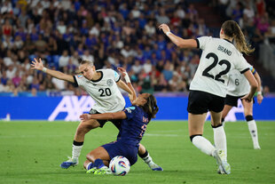Jule Brand und Elisa Senß ringen euine französische Gegenspielerin nieder