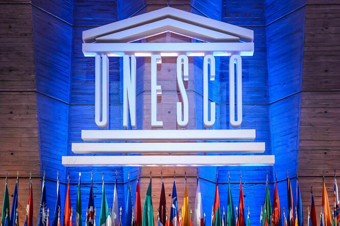 Die Fahnen der Mitgliedsländer stehen im UNESCO-Hauptquartier in Paris unter dem Schriftzug