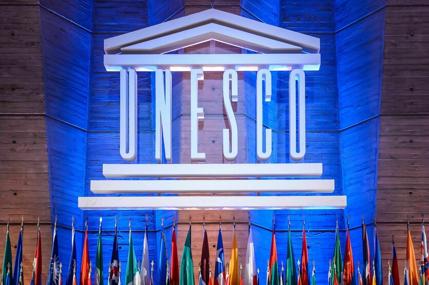 Die Fahnen der Mitgliedsländer stehen im UNESCO-Hauptquartier in Paris unter dem Schriftzug