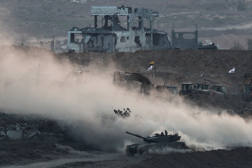 Ein Panzer fährt in Gaza an Ruinen vorbei.
