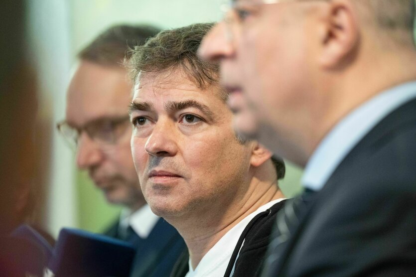 Michael Ballweg, Gründer der «Querdenken»-Bewegung, steht in einer Verhandlungspause in einem Foyer des Landgerichts Stuttgart