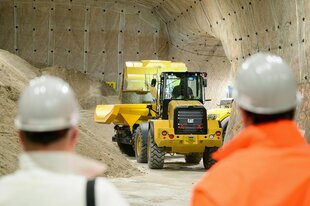 Ein Bagger lädt Salzgestein auf