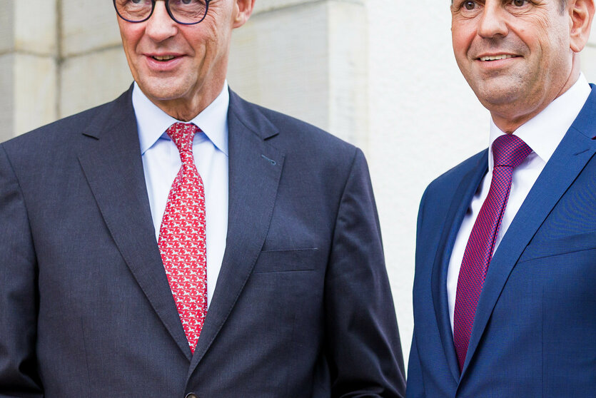 Bundeskanzler Friedrich Merz (CDU, l.) und Olaf Lies, SPD-Ministerrpräsident von Niedersachsen