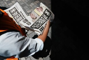 Japanische Zeitungen, die die Zolleinigung zwischen den USA und Japan verkünden