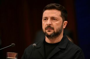 Wolodymyr Selenskyj spricht in ein Mikro