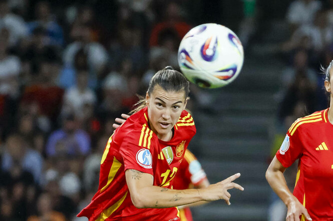Patri Guijarro rennt kopf zu und den Blick auf einen Fußball