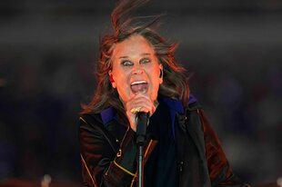 Ozzy Osbourne singt lauthals und mit offensichtlicher Begeisterung in ein Mikrofon