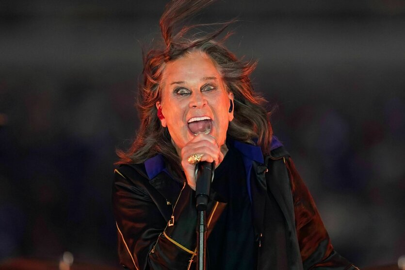 Ozzy Osbourne singt lauthals und mit offensichtlicher Begeisterung in ein Mikrofon