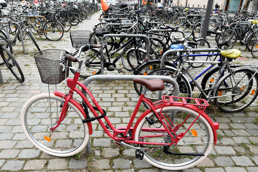 Fahrräder stehen auf einem speziellen Fahrrad-Parkplatz am Bahnhof von Lübeck.