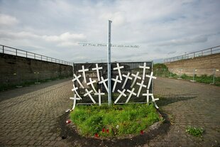 Ein Denkmal mit weißen Kreuzen