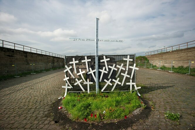 Ein Denkmal mit weißen Kreuzen