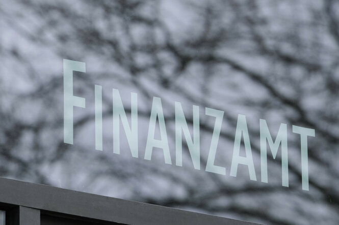 Eine Glasscheibe mit dem Schriftzug Finanzamt.