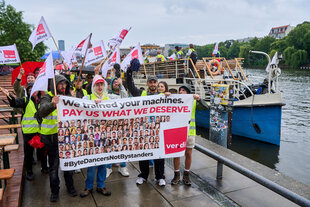 Gruppe Menschen demonstriert mit Schildern und Bannern