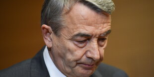 Niersbach mit gesenktem Blick