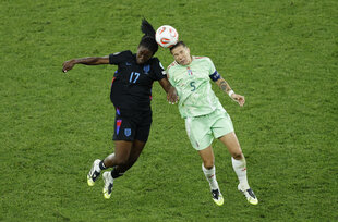 Michelle Agyemang und Elena Linari im Kopfballduell