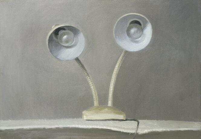 Eine zweiarmige Schreibtischlampe, in grauen Farbtönen gemalt
