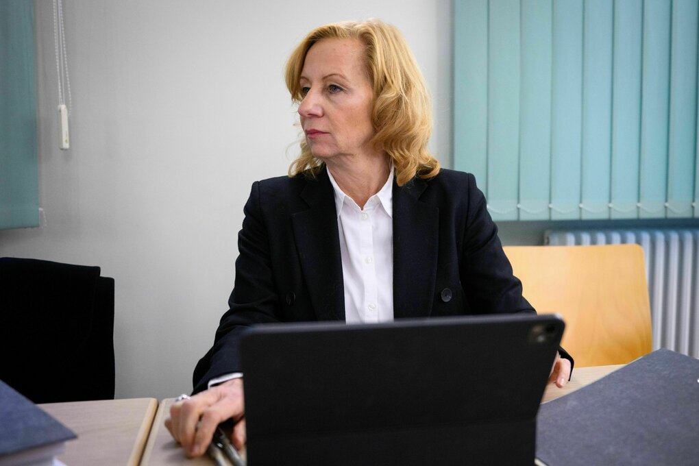 Patricia Schlesinger sitzt aufmerksam, wachsam hinter einem Laptop