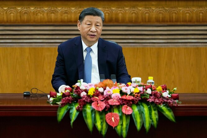 ´Xi Jinping sitzt leicht gelangeweilt an einem Verhandlungstisch