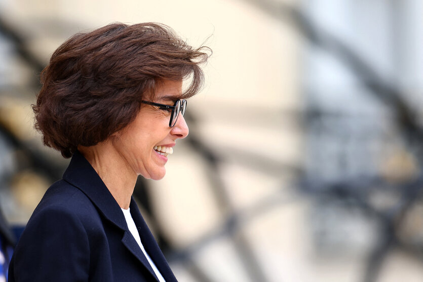 Rachida Dati von der Seite aufgenommen, lächelt