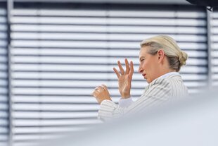 Alice Weidel in weiß beim Sommerinterview, die Hände wedelned und das Gesicht verkrampft