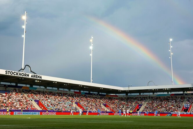 EIn Regenbogen über einem Fußball Stadion