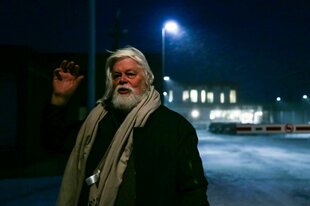 er Umweltaktivist Paul Watson winkt bei seiner Entlassung aus dem Gefängnis in Nuuk, Grönland
