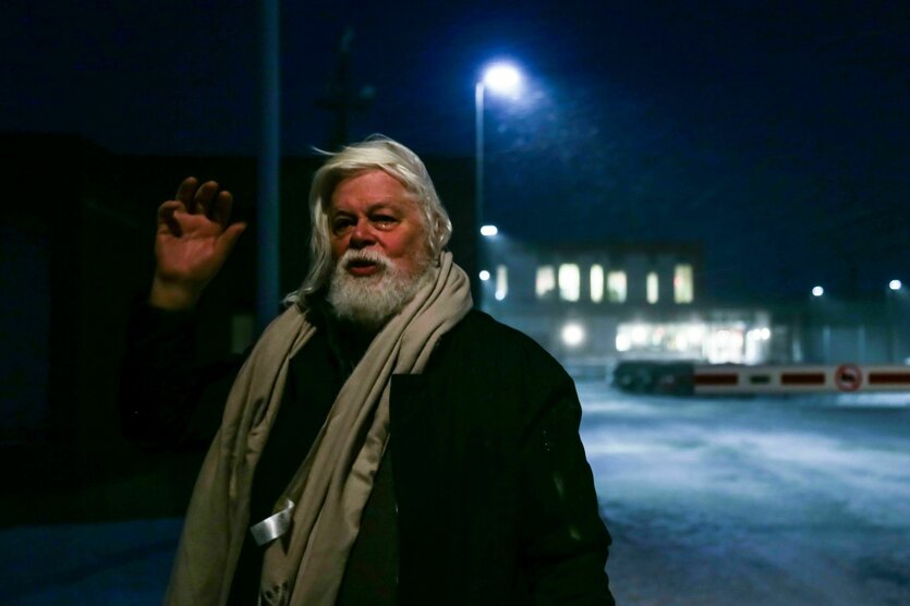 er Umweltaktivist Paul Watson winkt bei seiner Entlassung aus dem Gefängnis in Nuuk, Grönland