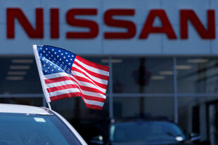 Eine amerikanische Flagge ist auf einem Nissan-Fahrzeug bei einem Nissan-Händler