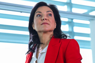 Katherina Reiche blickt heldhaft in die Ferne