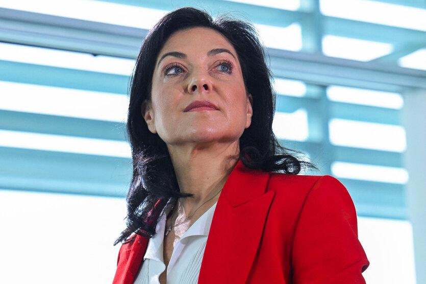 Katherina Reiche blickt heldhaft in die Ferne