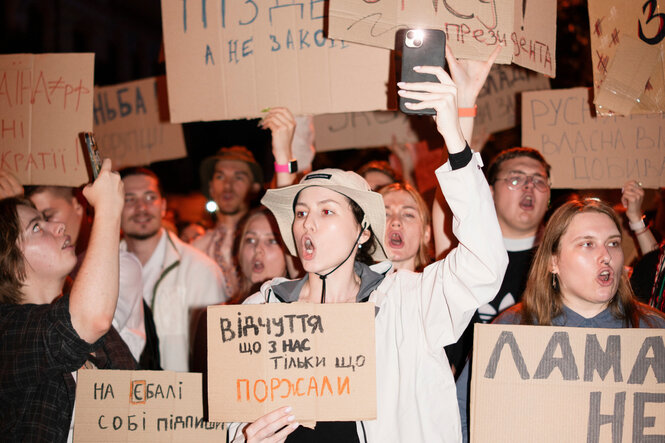 Junge Menschen bei einer Demonstration mit Plakaten.