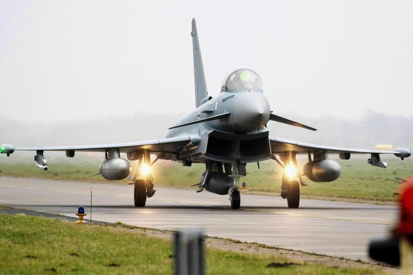 Ein Eurofighter auf dem Rollfeld im Nebel