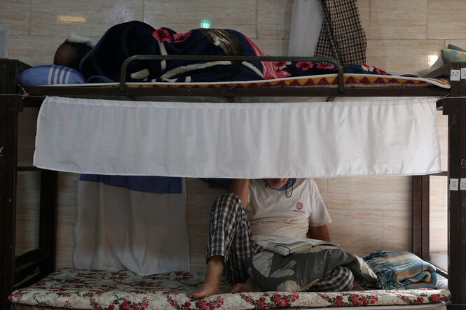 Zwei Männer in einem Hochbett