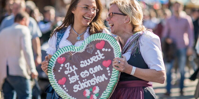 Yasmin Fahimi und Natascha Kohnen mit Dirndl und Lebkuchenherz