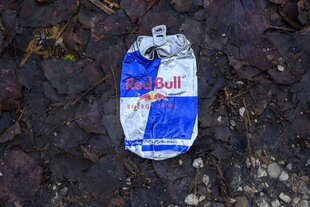 eine leere und zerdrückte Red-Bull-Dose