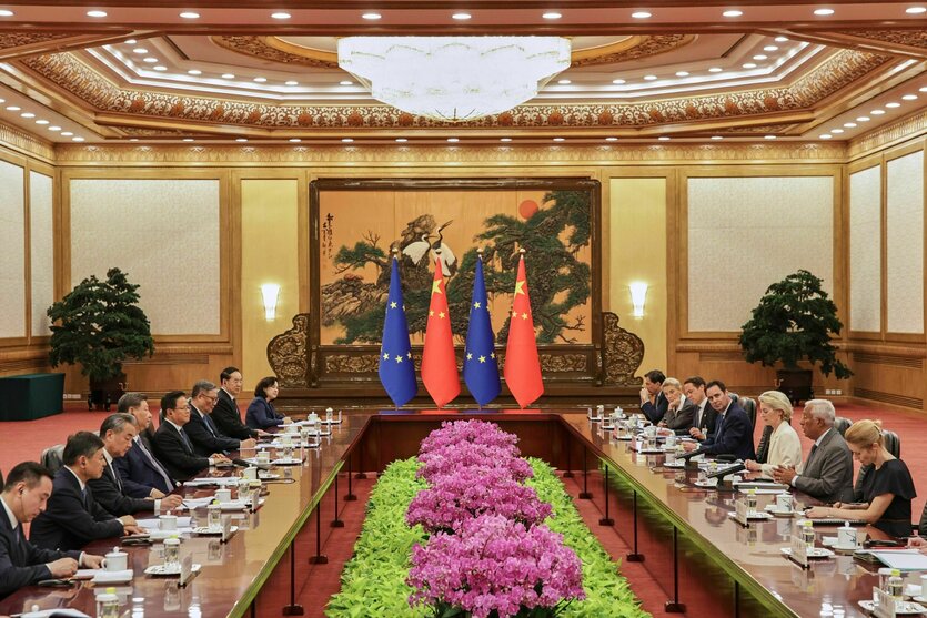 Der chinesische Präsident Xi Jinping (4.v.l) hört dem Präsidenten des Europäischen Rates, António Costa (2.v.r), zu