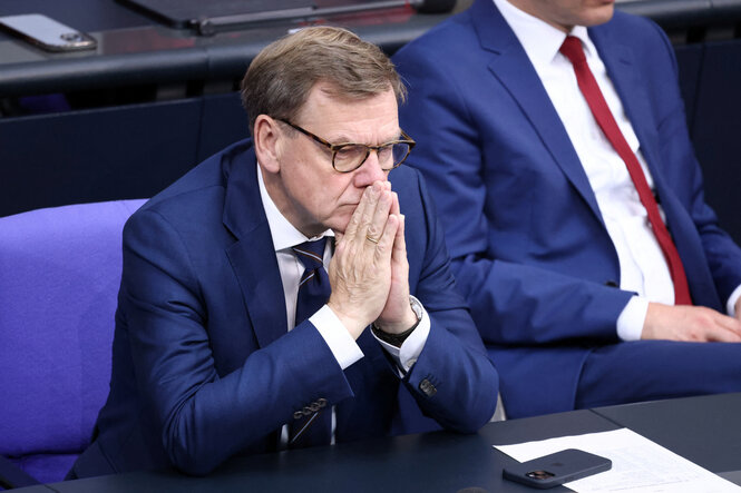 Außenminister Johann Wadephul sitzt mit vor dem Mund gefalteten Händen auf seinem Platz auf der Regierungsbank