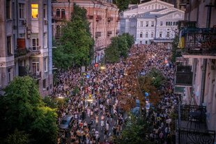 Tausende von Menschen protestieren in der Nähe des Präsidialamtes