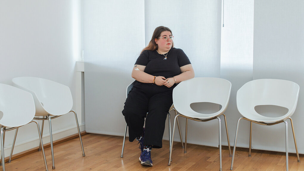 Isabel sitzt in einem Wartezimmer