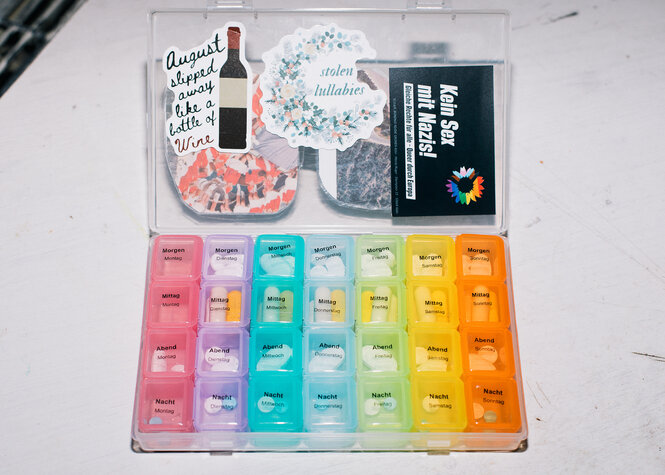 Eine bunte Tablettendose