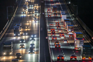 Viel Verkehr auf einer Autobahn.