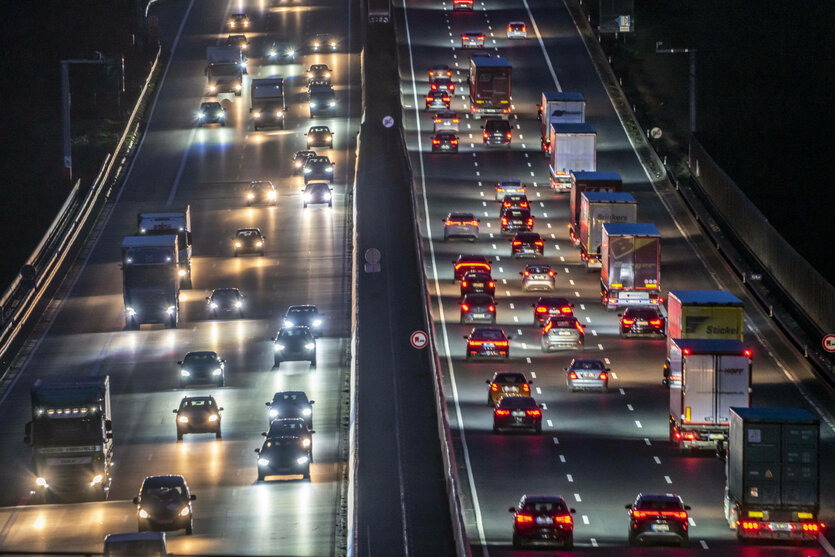 Viel Verkehr auf einer Autobahn.