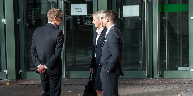 Wolfgang Heer, Anja Sturm und Wolfgang Stahl stehen vor dem Oberlandesgericht