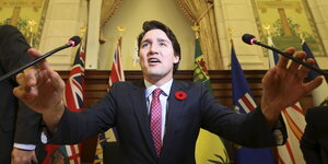 Justin Trudeau holt sich die Mikrophone ran