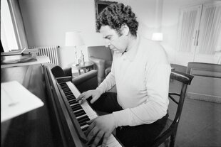 schwarz-weiß Bild von einem Mann am Klavier