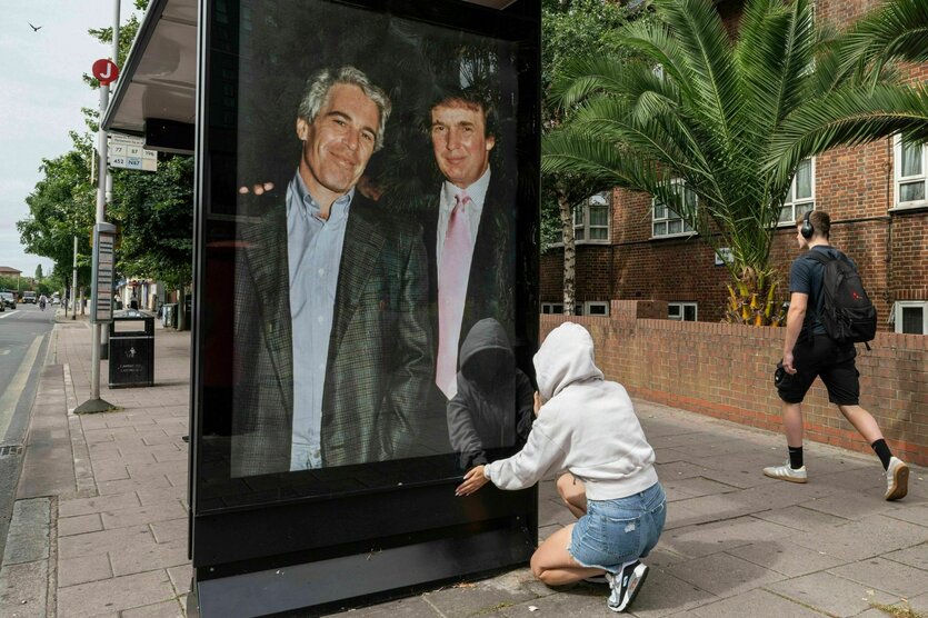 Poster an einer Bushaltestelle