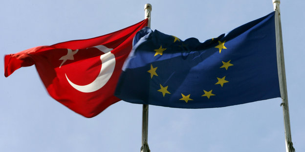 Türkische und Europaflagge nebeneinander